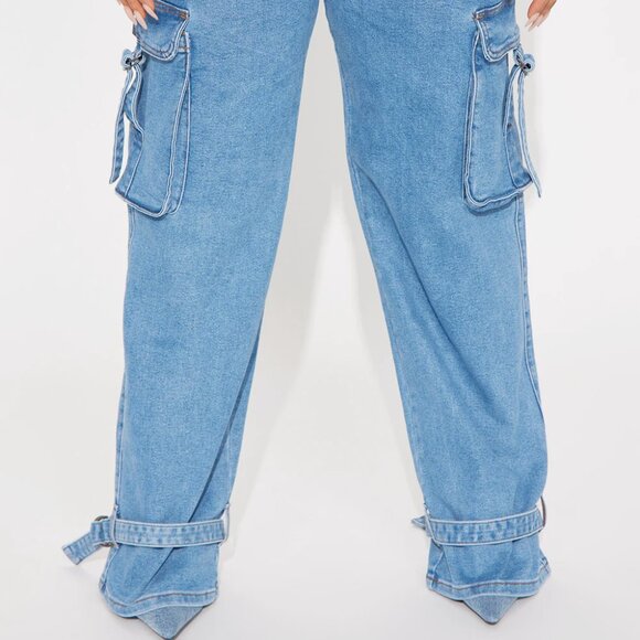 Love Hurts Ankle Strap Cargo Jeans || Medium Blue Wash - Picture 4 of 9